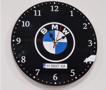 Часовник BMW с номера на колата
